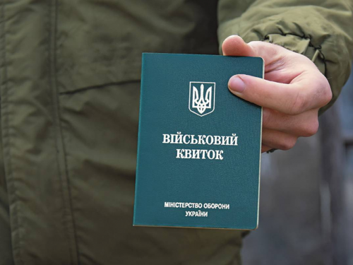 Чоловік старшого віку з військовим квитком у ТЦК