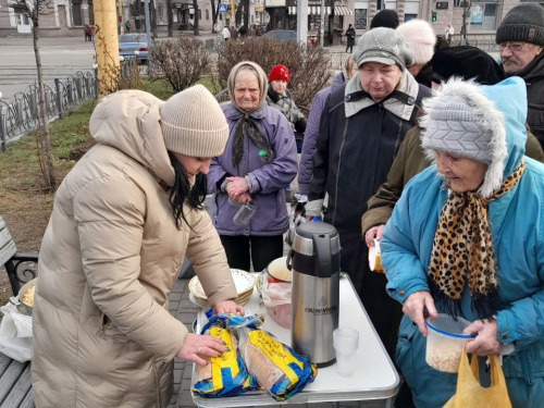 Допомога нужденним: у центрі Кам'янського годували переселенців