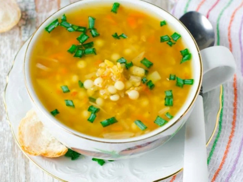 Зваріть ситний суп з сочевиці та рису — дешевий, поживний і з продуктів гуманітарки