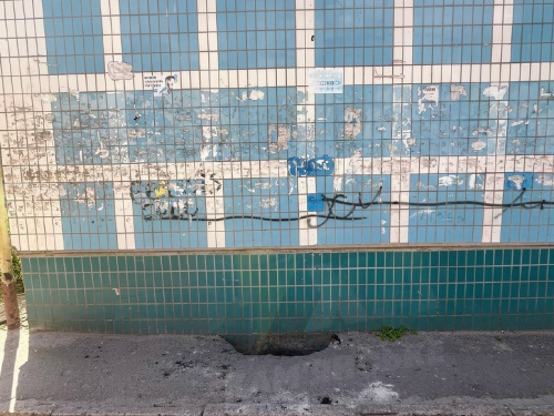 У Кам’янському біля багатоповерхівки руйнується асфальт: мешканці повідомляють про небезпечну пастку