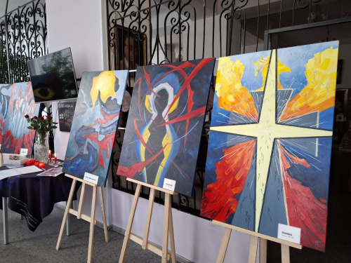 Пам’ять, що стала світлом: у Кам’янському відкрили виставку робіт матері загиблого азовця