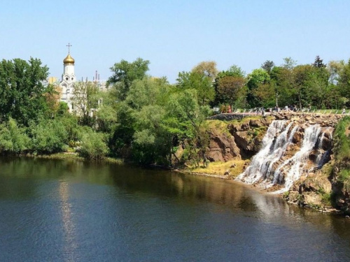 Вихідні у Дніпрі: на Монастирському острові запрацював унікальний штучний водоспад «Поріг Ревучий»