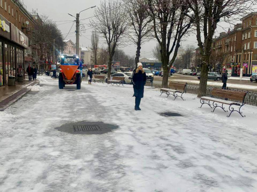 У Кам'янському черговий комунальний колапс: по вулицях тече вода, дороги перетворилися на ковзанку