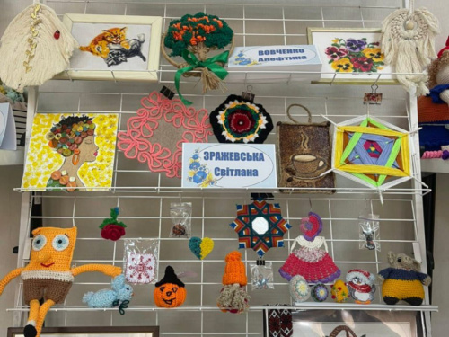 У Кам’янському Центрі підтримки ВПО «СЕЛИДОВЕ.UA» відкрилася тепла виставка рукоділля майстринь - подробиці