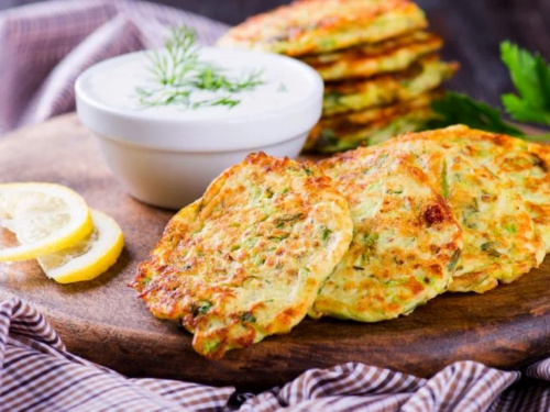 Спробуйте ніжні оладки з кабачків — легкий сніданок для здорового старту дня