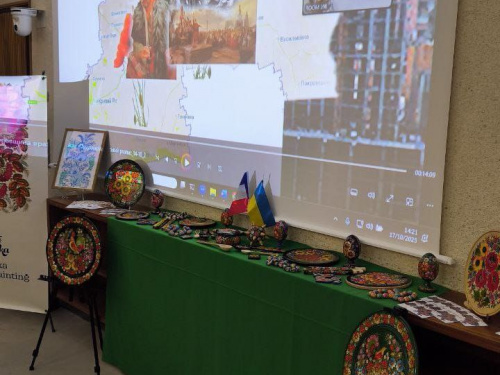 Петриківський розпис у Парижі: Дніпропетровщина представила свій досвід ЮНЕСКО