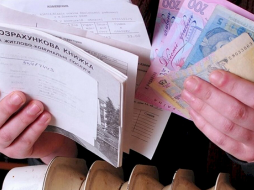 Літня людина заповнює документи на субсидію