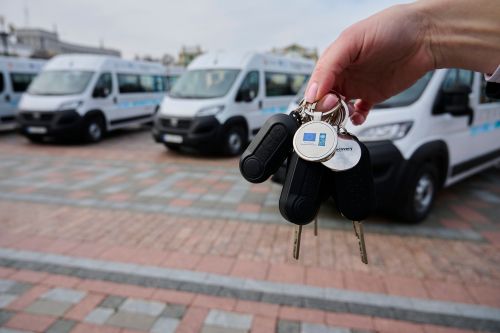 Медики Кам'янського отримали спеціалізований автомобіль для надання паліативної допомоги