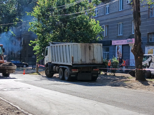 Масштабне оновлення в Кам&#039;янському: у центрі міста розпочали ремонт тротуару - фотофакт