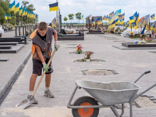 Пам’ять, закарбована в камені: Меморіал Героям-захисникам у Кам’янському зводять за графіком