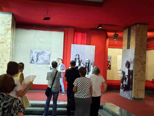 «Мовний код нації»: в Кам'янському презентували виставку графічних творів українських художників