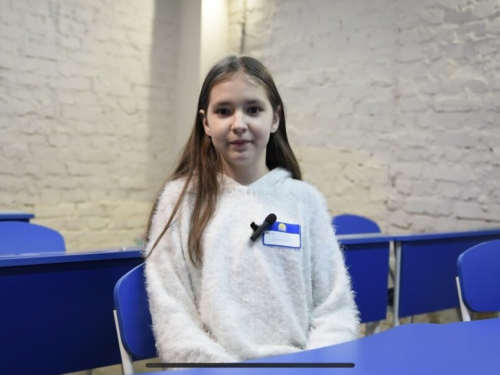 Соціальна адаптація через освіту: як 10-річна переселенка з Авдіївки опановує французьку мову в Дніпрі