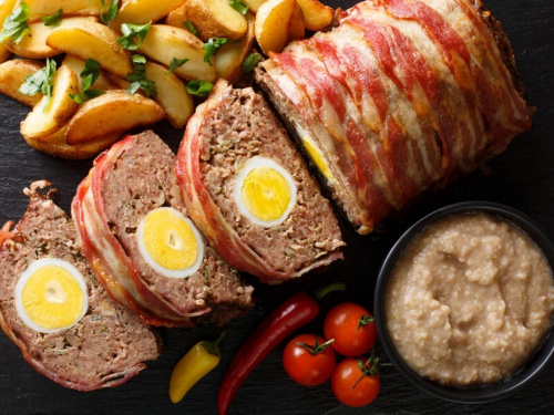 Приготуйте м’ясний рулет з яйцем всередині — соковита класика на всі випадки  життя