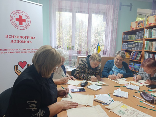 У Кам'янському жінки-переселенки знайшли розраду у творчості, створивши «Ресурсні торбинки»