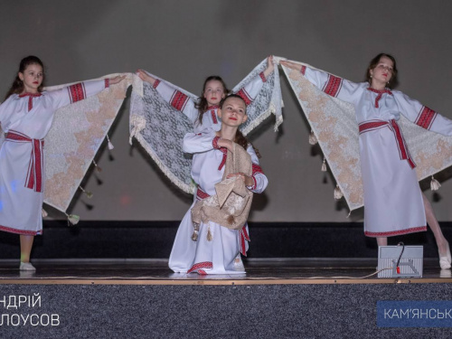 Маленьки зірки на великій сцені: у Кам'янському учні мистецьких шкіл дали звітний концерт