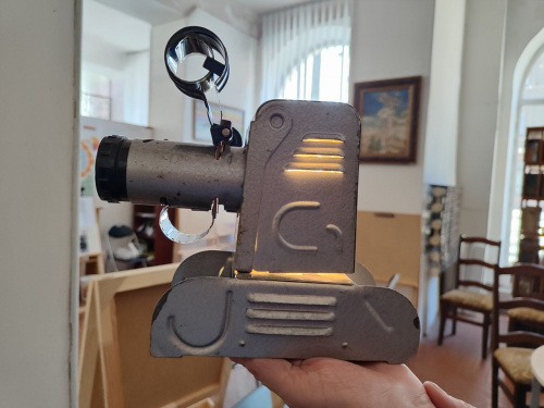 Магія ретро-кіно: у музейній кімнаті бібліотеки Кам’янського зберігають унікальний фільмоскоп