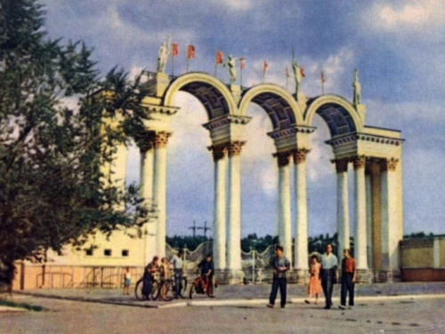 Подорож у часі: Кам’янське на ностальгічних листівках 60-х