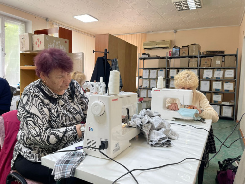 ВПО з Селидового шиють одяг пораненим воїнам у Кам’янському