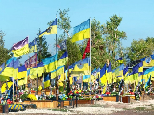 Автополив, граніт та єдиний стиль: стали відомі подробиці облаштування меморіалу загиблим героям у Кам'янському