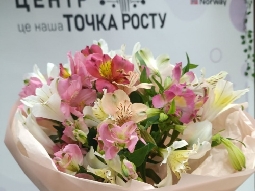 Магія квітів та новий фах: у Кам’янському жінки опановують секрети флористики