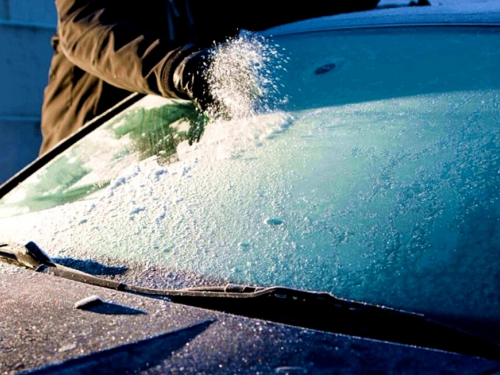 Як розморозити вітрове скло авто: швидкі та безпечні методи