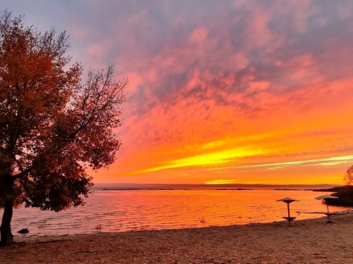 Багряний фінал дня: несподіваний осінній спалах над Кам&#039;янським 