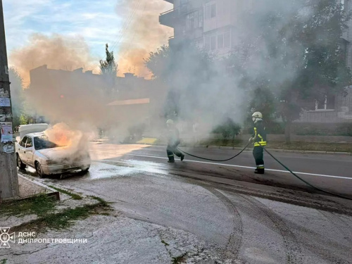 У Кам’янському автівка загорілася прямо під час руху - деталі