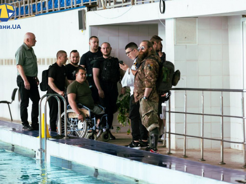 Воїни з протезами та паралімпійці об'єдналися в басейні Кам'янського: історія про силу духу і спортивний азарт