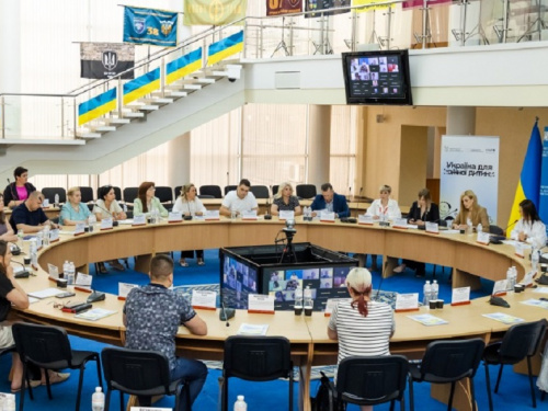 На Дніпропетровщині обговорили успіхи розвитку сімейних форм виховання 