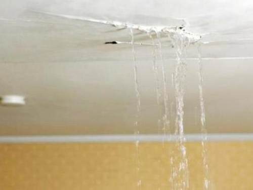 Водоспад у квартирі: кам'янчанин скаржиться на ремонт комунальників