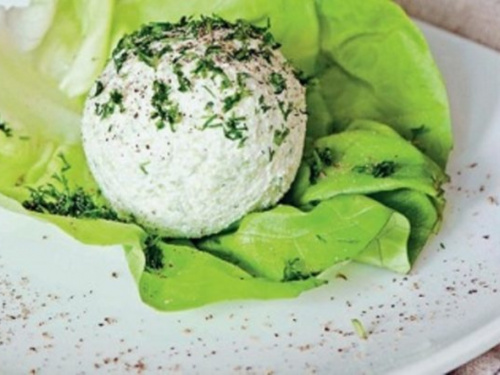 Приготуйте ніжні сирні кульки з часником та зеленню — ідеальна закуска до будь-якого столу