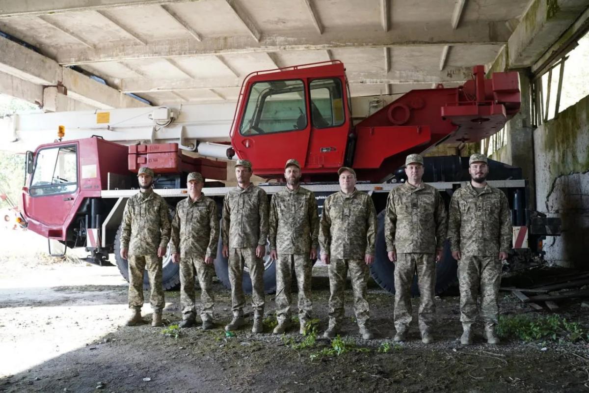 157-ОМБр отримала тягач і кран від Сталевого фронту: деталі допомоги