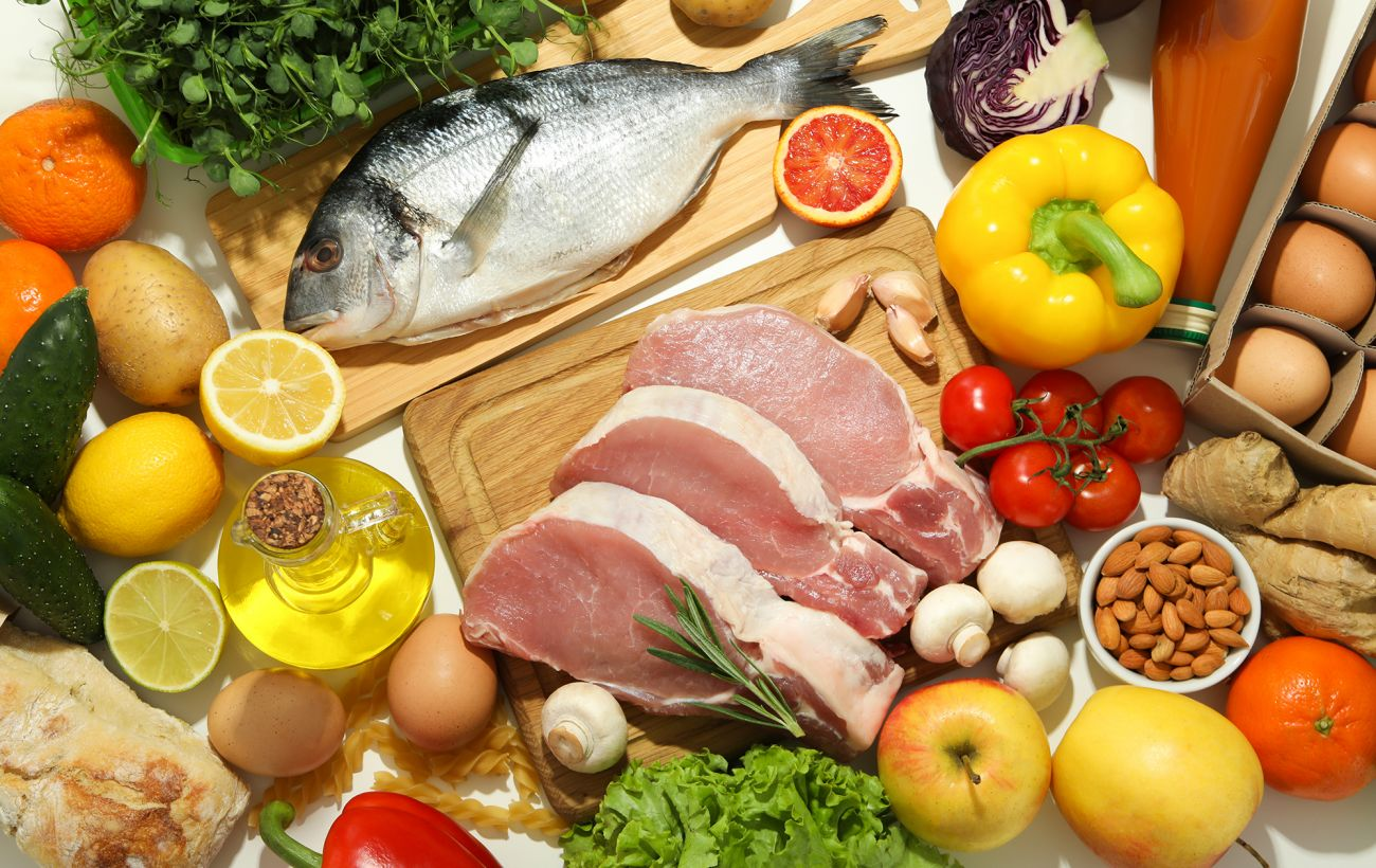 Відкритий холодильник з продуктами під час відключення електроенергії