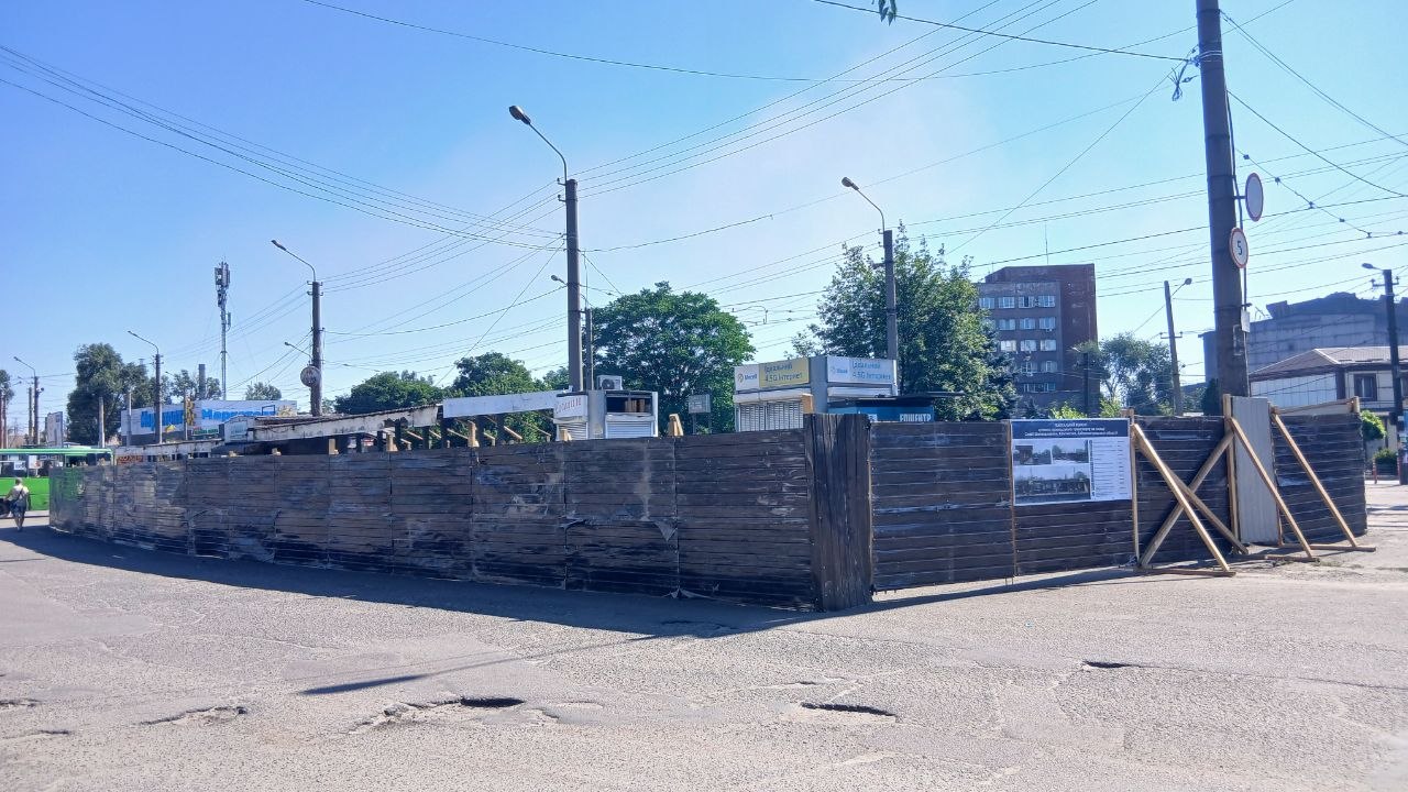 У Кам’янському оновлюють зупинковий комплекс