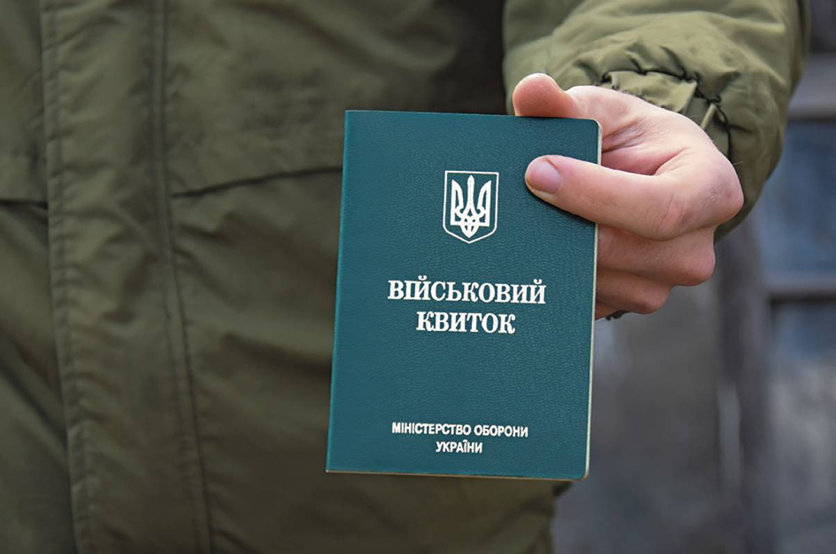 Чоловік старшого віку з військовим квитком у ТЦК