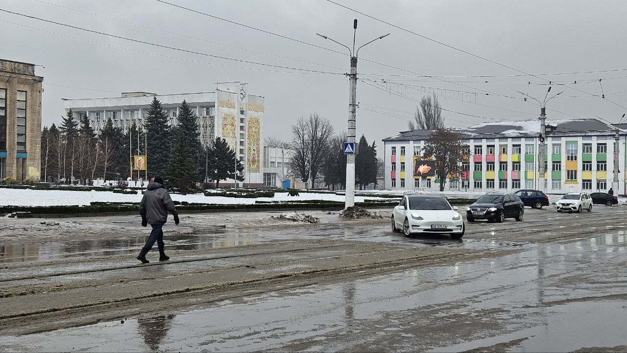 Ожеледиця на вулиці Кам'янського взимку під час відлиги