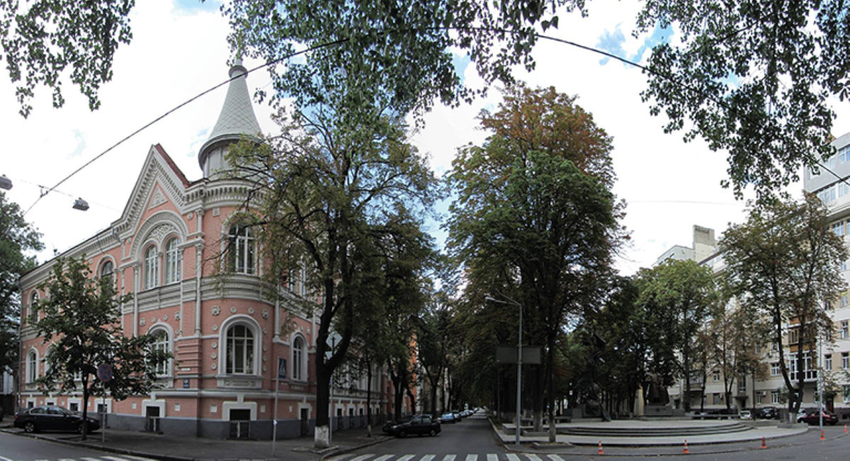 Стійкі міські дерева ростуть на вулицях індустріального Кам'янського.