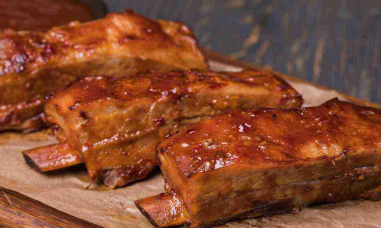 Спробуйте соковиті тушковані свинячі ребра в пиві з цибулею — зимова страва, що зігріває до кісток