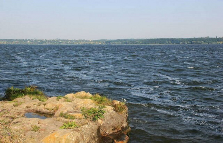 Цвітіння, ерозія і ризик аварій: Кам’янське водосховище може не витримати тиску стихії