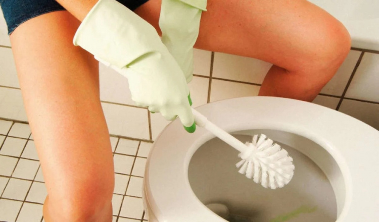 Навіщо піну для гоління наносити на туалетний йоржик: незвичайний лайфхак