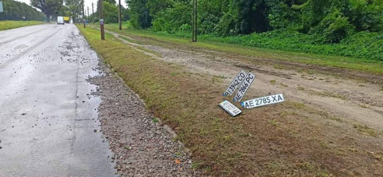 У Кам'янському після зливи “пачками” знаходять загублені автомобільні номери