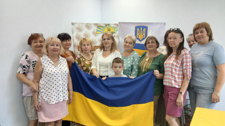Смачним пирогом у Кам’янському переселенці з Авдіївки відсвяткували День Незалежності - подробиці