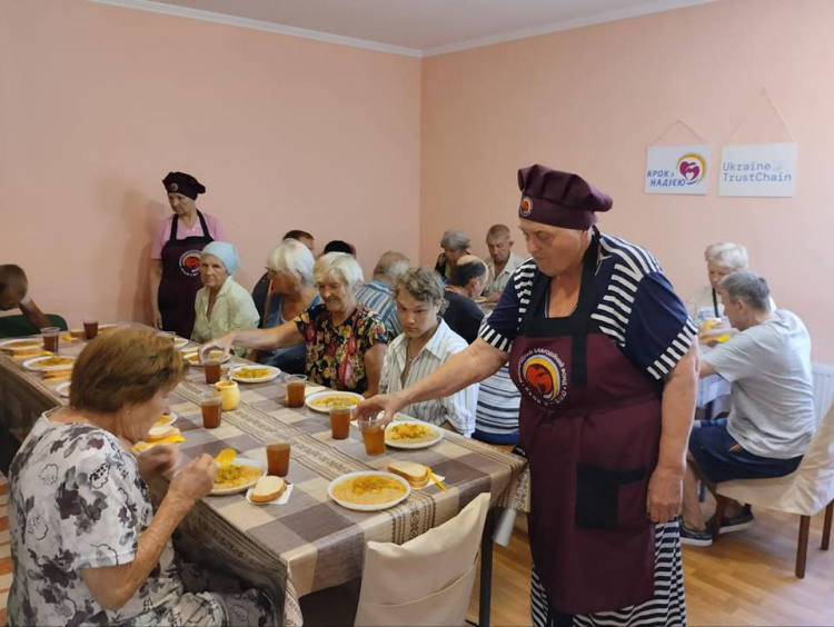 Серця, сповнені доброти: волонтери Кам'янського району підтримують переселенців