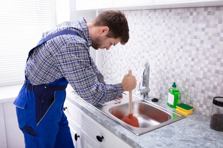 Як легко прочистити злив у кухонній раковині усього за 10 хвилин
