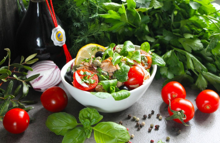 Бажаєте здивувати гостей за святковим столом - приготуйте салат  з тунцем, оливками та каперсами 