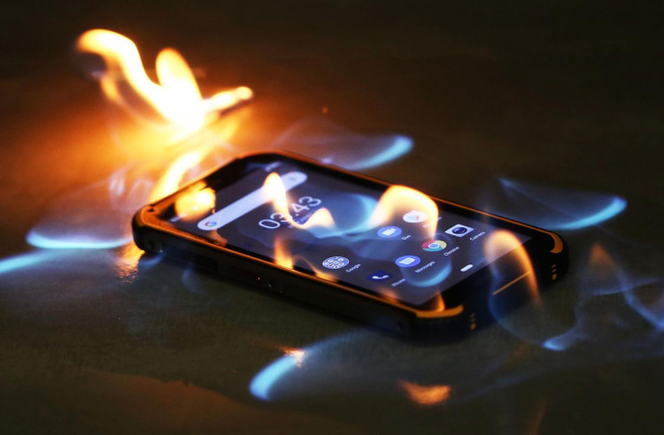 Акумулятор вашого телефону може вибухнути: найчастіші причини, через які може загорітися ваш гаджет