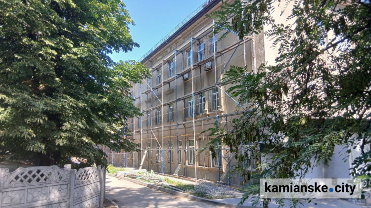 Пологове у Кам’янському після ракетного удару: обвалені стіни, зруйновані двері та знищені інтер’єри