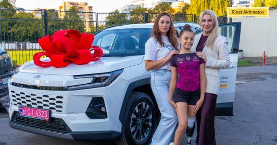 Рінат Ахметов подарував автомобіль юній гімнастці Олександрі Паскаль