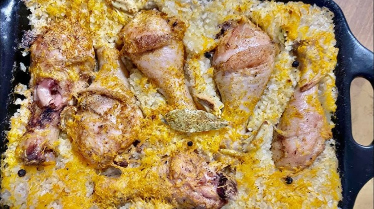 Ситна вечеря без зайвого клопоту: рис із курячими гомілками в рукаві