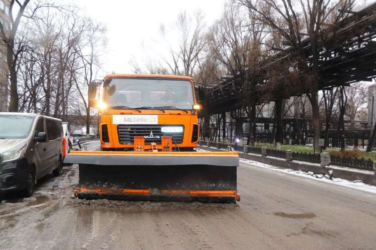 Сильніші за негоду: дорожники Каметсталі забезпечують безпеку в будь-яку пору року